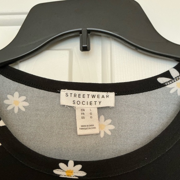 Short-sleeved Soft Daisy Top With Black Background - Picture 2 of 3